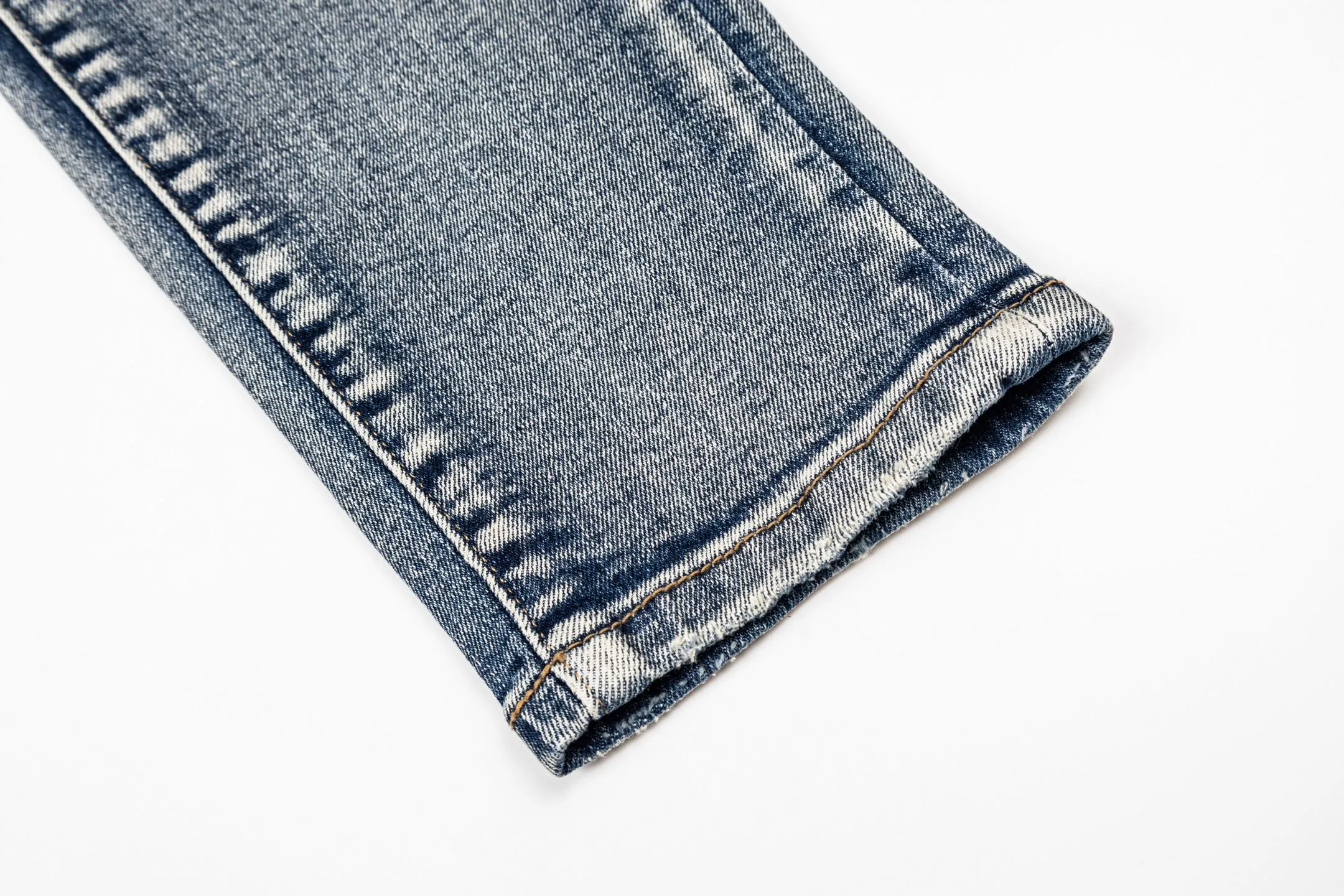 135 Purple Purple's ripped jeans are made of Light Blue washed denim fabric, giving them a full aged feel. Large holes on the thighs + brand letter patch, full of street style and flamboyant personality. Slim-fitting cut, it fits the leg lines, making it perfect for daily wear or trendy occasions. Pair it with a simple top or sneakers for a stylish look! Style number: # Size: 28 30 32 34